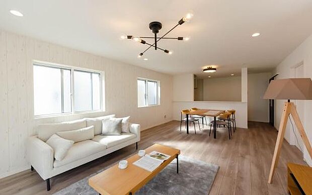 「上質な空間を」開放感と日当たりの良さに恵まれたリビング空間。上質な光は身体だけでなく心も温めてくれる。圧迫感のない空間を是非、ご堪能下さい。