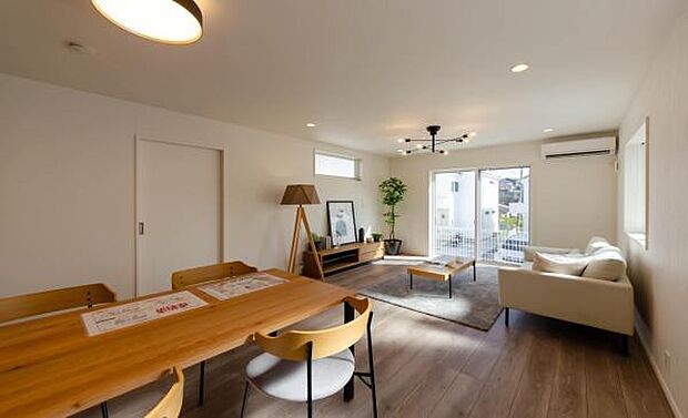 「家族が大好きなリビング」みんなが集まる広いリビング。みんなが大好きなリビングで家族団らん。みんなが集まるからこそ、一層の開放感を手にする素敵な住まい。