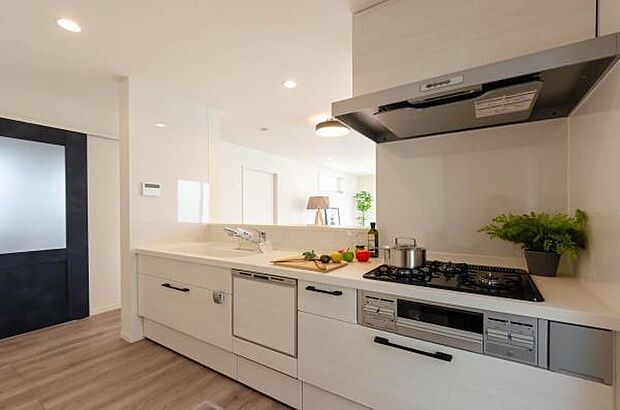 「全体を見渡せる安心感」家族の会話が弾む奥様に人気の高いカウンターキッチン、料理しながらお子様の様子の確認ができ移動しやすい広いキッチンスペースです。