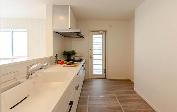 「広々ワイドサイズなシステムキッチン」せっかくのお料理空間。毎日の事だから広々システムキッチン。