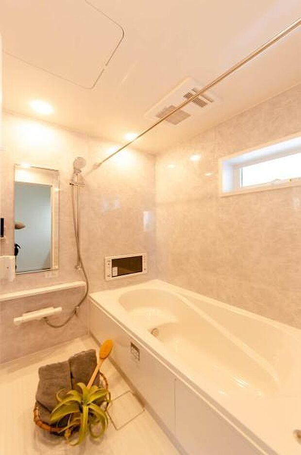 「広々バスルーム」白を基調とした清潔感のあるバスルームは是非足を延ばしてくつろいで欲しい空間。一日の疲れを癒し良質な睡眠にもつながります。