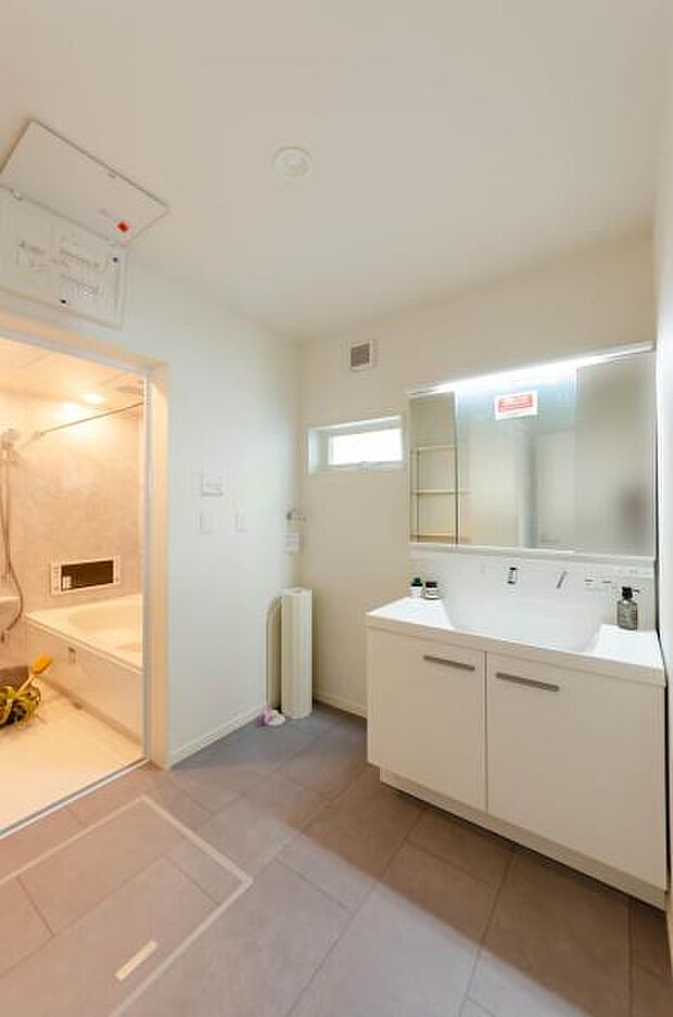 白を基調とした清潔な洗面室。豊富な収納で、家族のタオルや着替えもすっきり片付きます。