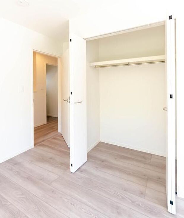 天井まで伸びる収納嬉しい収納力の高いクローゼット付き。天井付近までしっかりと収納ができる使い勝手の良いクローゼット。
