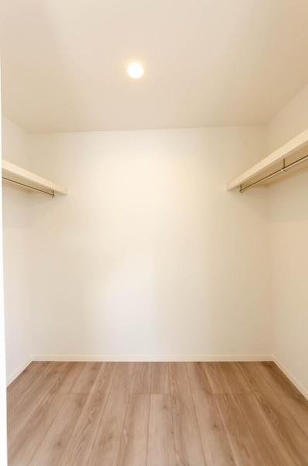 「ウォークインクローゼット収納」大きく収納量豊富なクローゼット。奥行も納得サイズのクローゼット。