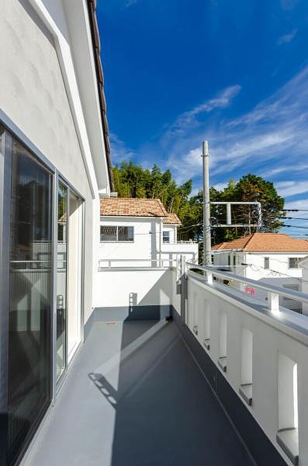 「清々しいバルコニー」広々としたバルコニーは陽当たりはもちろん、解放感や眺望も楽しめます。碧空を満喫し心が透きとおる。癒される心地よい空間。