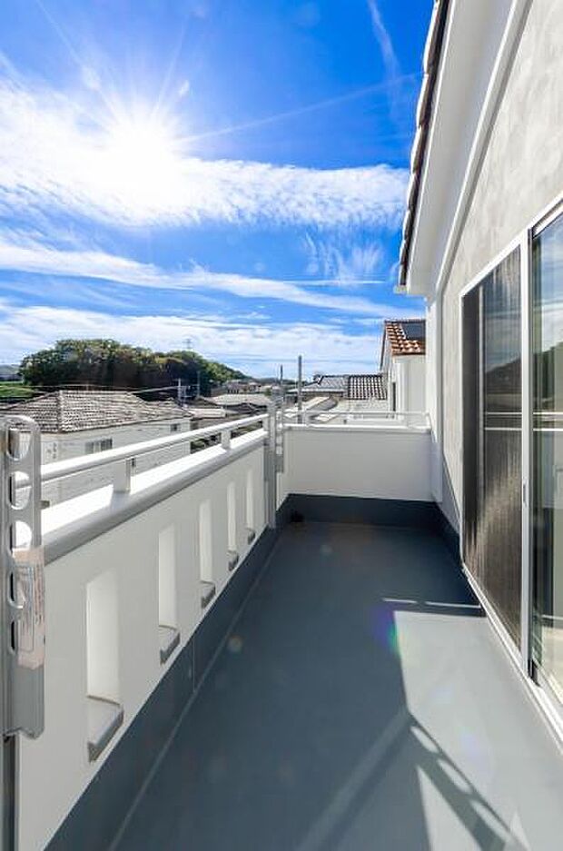 「清々しいバルコニー」広々としたバルコニーは陽当たりはもちろん、解放感や眺望も楽しめます。碧空を満喫し心が透きとおる。癒される心地よい空間。