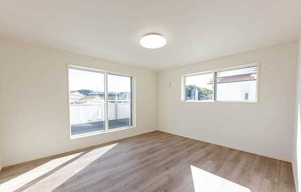 「陽の恵み」 爽やかな陽ざしを感じられる日当たりの良い洋室早起き爽やか、元気な一日に大切な陽の恵み