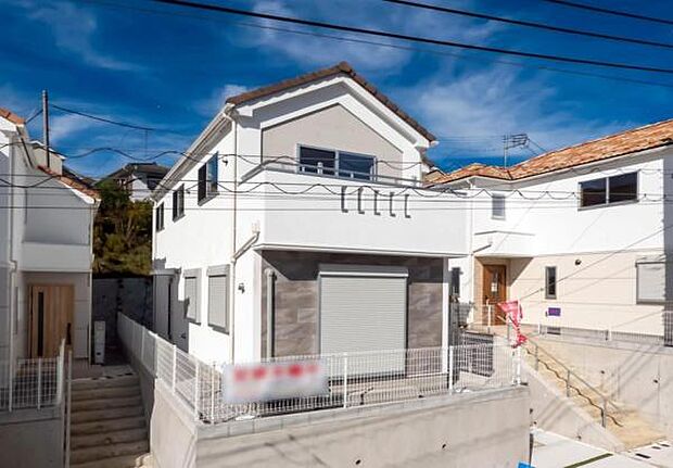 「マイホームの喜びを感じる」スタイリッシュなデザインに心満たされる。憧れのマイホームに相応しい美しく映える外観です。日当たりが良く開放感も魅力です。