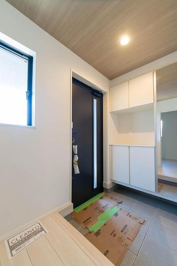 「おかえり」と「いってらっしゃい」を優しく包み込む、明るく広々とした玄関。家族の毎日が、ここから気持ちよく始まります。