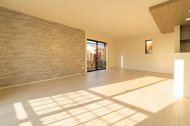 「家族が大好きなリビング」みんなが集まる広いリビング。みんなが大好きなリビングで家族団らん。みんなが集まるからこそ、一層の開放感を手にする素敵な住まい。