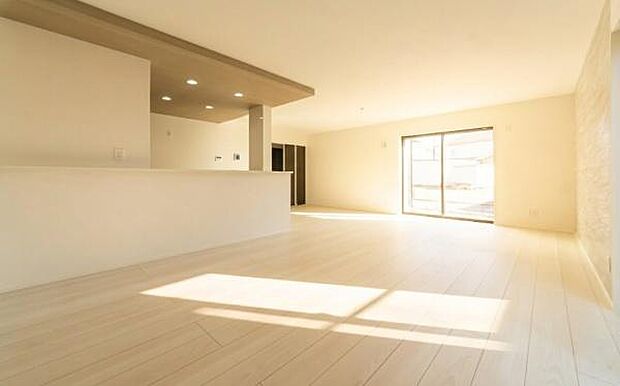 「家族が大好きなリビング」みんなが集まる広いリビング。みんなが大好きなリビングで家族団らん。みんなが集まるからこそ、一層の開放感を手にする素敵な住まい。