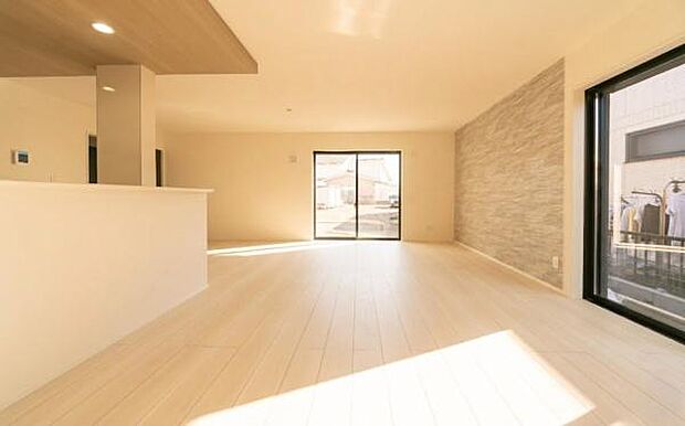 ワイドな窓から陽光がたっぷり入り、朝から家族の笑顔が輝くリビング。明るい空間がお子様の健やかな成長を優しく、温かく見守ります。