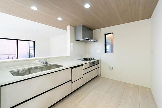 「広々ワイドサイズなシステムキッチン」せっかくのお料理空間。毎日の事だから広々システムキッチン。