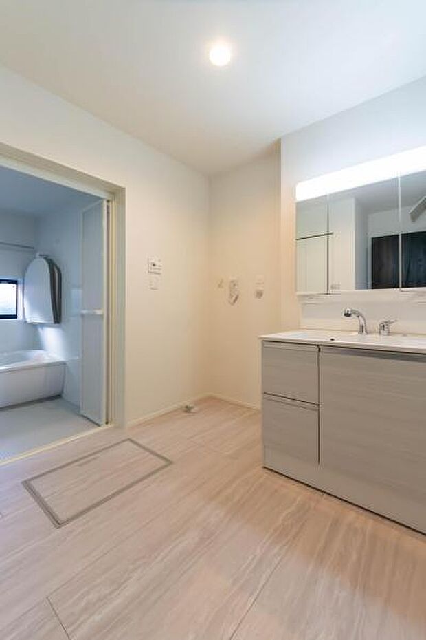 清潔感あふれるスタイリッシュな洗面空間。三面鏡裏の収納やゆとりある足元スペースなど、忙しい朝の準備を快適にサポート。