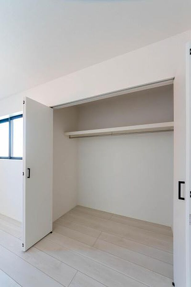 天井まで伸びる収納嬉しい収納力の高いクローゼット付き。天井付近までしっかりと収納ができる使い勝手の良いクローゼット。