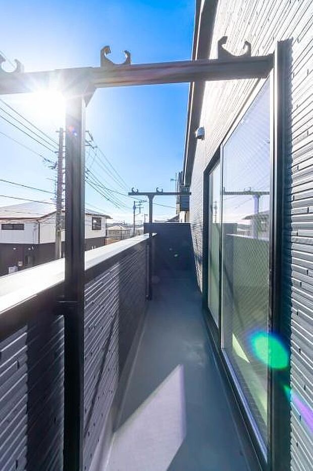 「清々しいバルコニー」広々としたバルコニーは陽当たりはもちろん、解放感や眺望も楽しめます。碧空を満喫し心が透きとおる。癒される心地よい空間。