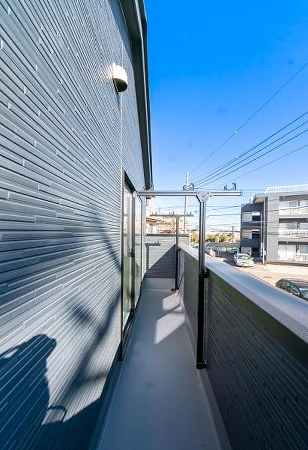 「清々しいバルコニー」広々としたバルコニーは陽当たりはもちろん、解放感や眺望も楽しめます。碧空を満喫し心が透きとおる。癒される心地よい空間。