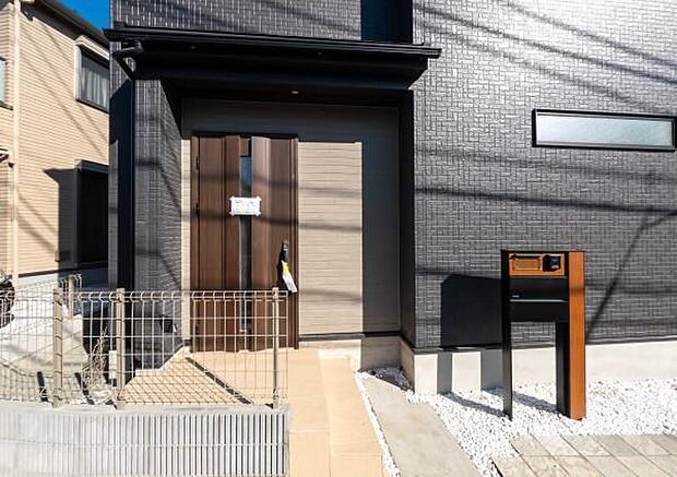 「おかえり」と「いってらっしゃい」を優しく包み込む、明るく広々とした玄関。家族の毎日が、ここから気持ちよく始まります。