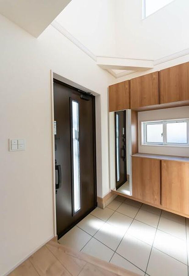 「おかえり」と「いってらっしゃい」を優しく包み込む、明るく広々とした玄関。家族の毎日が、ここから気持ちよく始まります。