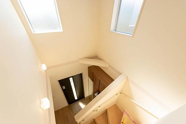 格別な空間を彩る玄関吹き抜け家に帰ると開放的な玄関に感動します。明るく開放的だから家全体が明るくなる。家族全員の家の入口だから拘りました