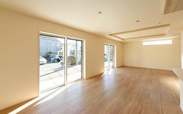 「上質な空間を」開放感と日当たりの良さに恵まれたリビング空間。上質な光は身体だけでなく心も温めてくれる。圧迫感のない空間を是非、ご堪能下さい。