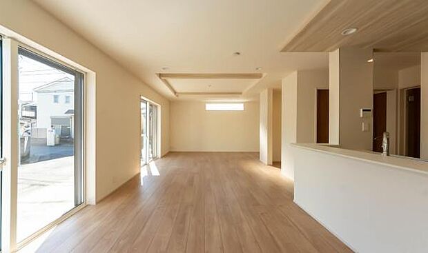 「家族が大好きなリビング」みんなが集まる広いリビング。みんなが大好きなリビングで家族団らん。みんなが集まるからこそ、一層の開放感を手にする素敵な住まい。