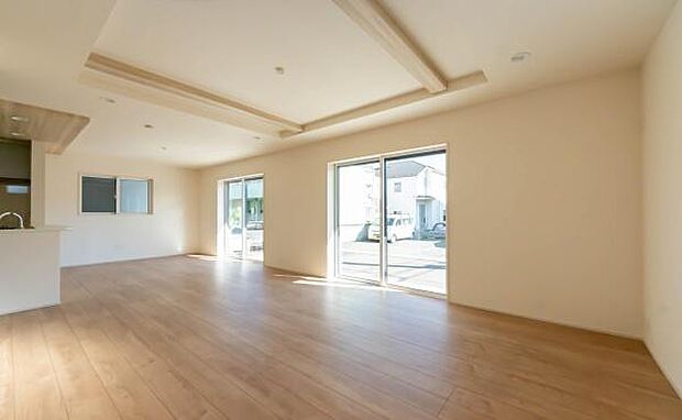 「上質な空間を」開放感と日当たりの良さに恵まれたリビング空間。上質な光は身体だけでなく心も温めてくれる。圧迫感のない空間を是非、ご堪能下さい。