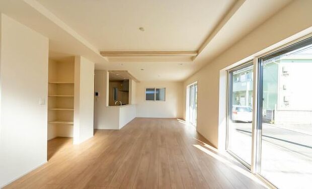 「家族が大好きなリビング」みんなが集まる広いリビング。みんなが大好きなリビングで家族団らん。みんなが集まるからこそ、一層の開放感を手にする素敵な住まい。