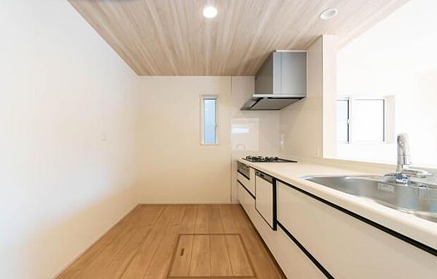 「全体を見渡せる安心感」家族の会話が弾む奥様に人気の高いカウンターキッチン、料理しながらお子様の様子の確認ができ移動しやすい広いキッチンスペースです。