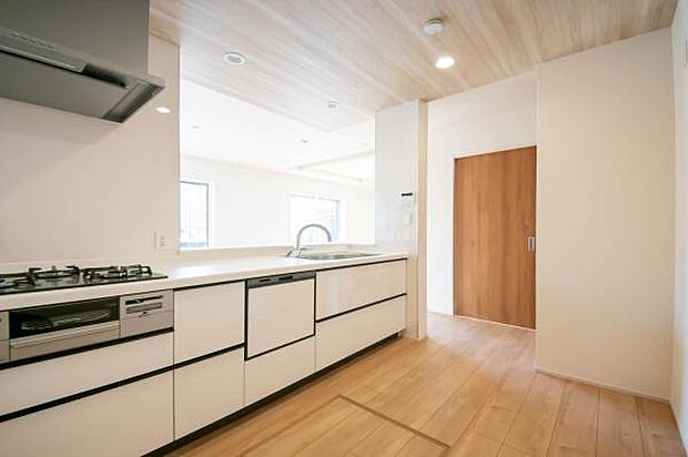 「全体を見渡せる安心感」家族の会話が弾む奥様に人気の高いカウンターキッチン、料理しながらお子様の様子の確認ができ移動しやすい広いキッチンスペースです。