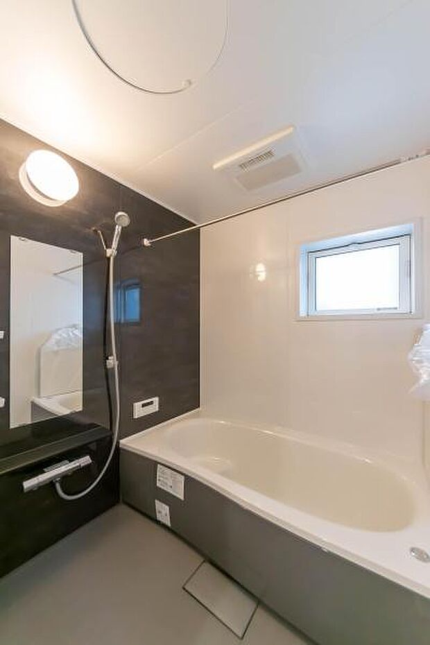 「疲れを癒す空間」広々とした雰囲気の良いバスルーム。お子様と一緒にお風呂に入る楽しみ、思い出の一ページが刻まれる大切な瞬間