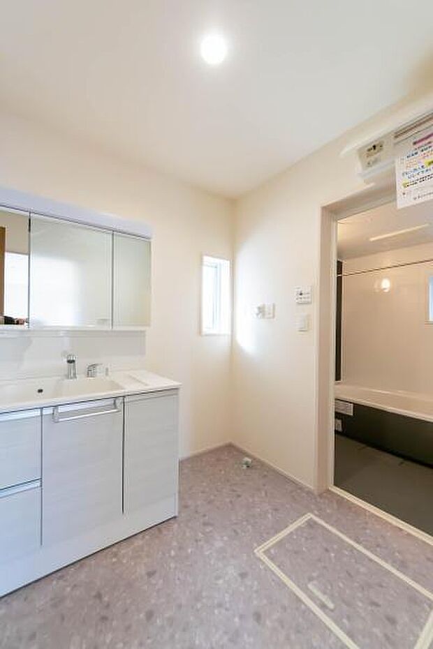 白を基調とした清潔な洗面室。豊富な収納で、家族のタオルや着替えもすっきり片付きます。