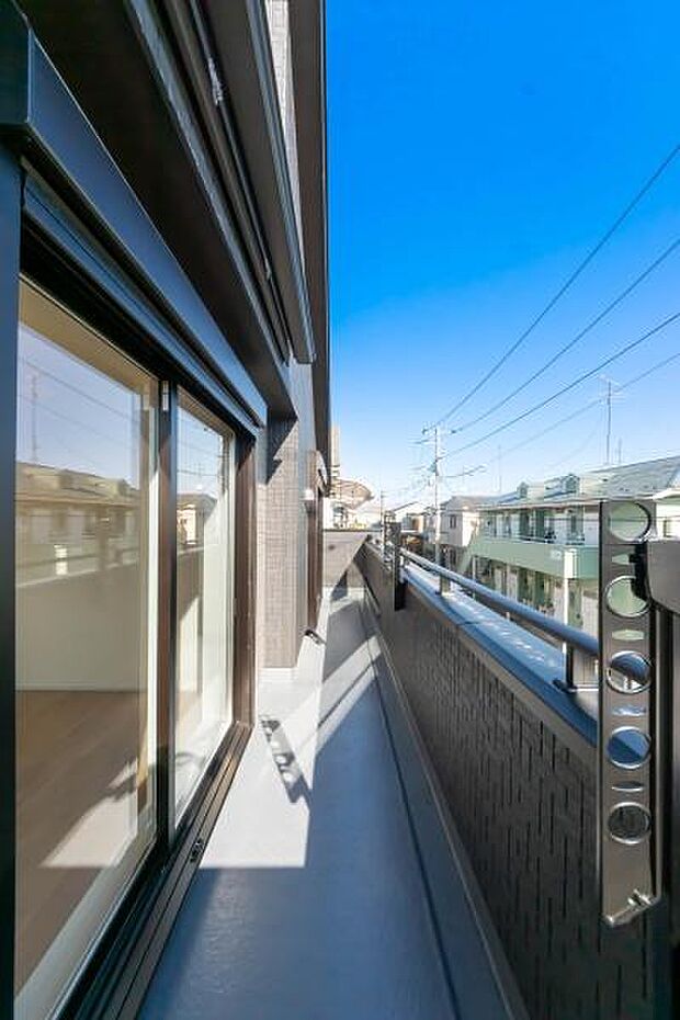 「清々しいバルコニー」広々としたバルコニーは陽当たりはもちろん、解放感や眺望も楽しめます。碧空を満喫し心が透きとおる。癒される心地よい空間。