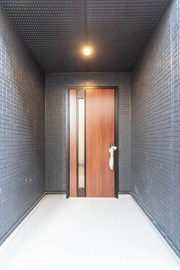 「おかえり」と「いってらっしゃい」を優しく包み込む、明るく広々とした玄関。家族の毎日が、ここから気持ちよく始まります。