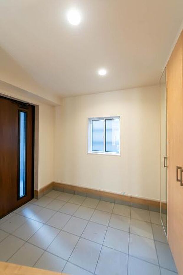 「おかえり」と「いってらっしゃい」を優しく包み込む、明るく広々とした玄関。家族の毎日が、ここから気持ちよく始まります。