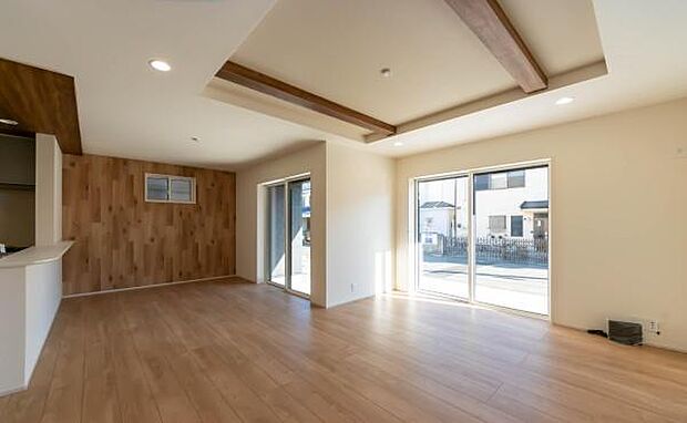 「上質な空間を」開放感と日当たりの良さに恵まれたリビング空間。上質な光は身体だけでなく心も温めてくれる。圧迫感のない空間を是非、ご堪能下さい。