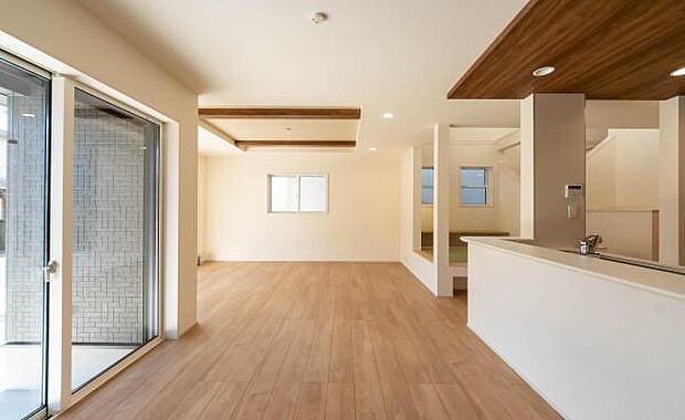 「家族が大好きなリビング」みんなが集まる広いリビング。みんなが大好きなリビングで家族団らん。みんなが集まるからこそ、一層の開放感を手にする素敵な住まい。