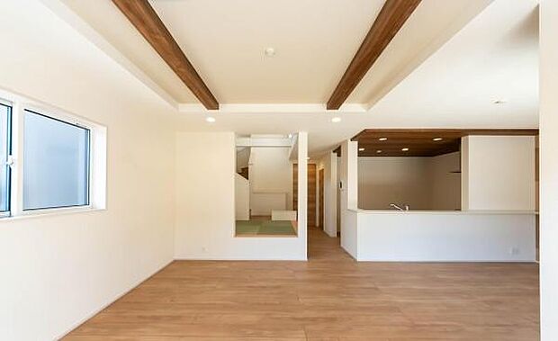 「上質な空間を」開放感と日当たりの良さに恵まれたリビング空間。上質な光は身体だけでなく心も温めてくれる。圧迫感のない空間を是非、ご堪能下さい。