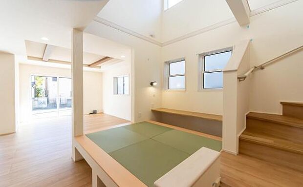 「家族が大好きなリビング」みんなが集まる広いリビング。みんなが大好きなリビングで家族団らん。みんなが集まるからこそ、一層の開放感を手にする素敵な住まい。