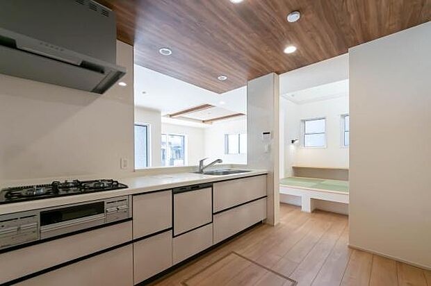 「全体を見渡せる安心感」家族の会話が弾む奥様に人気の高いカウンターキッチン、料理しながらお子様の様子の確認ができ移動しやすい広いキッチンスペースです。