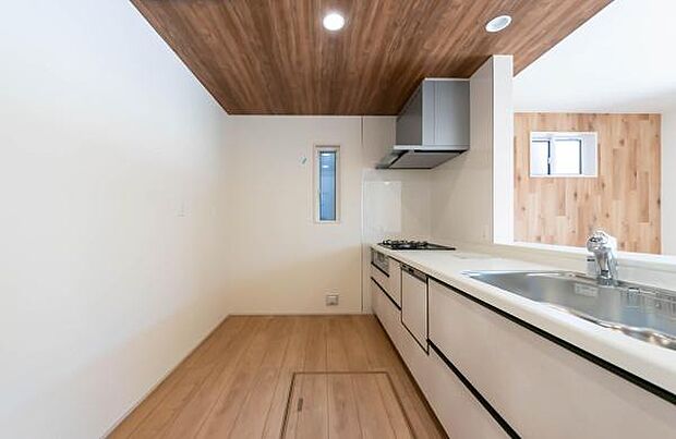 「全体を見渡せる安心感」家族の会話が弾む奥様に人気の高いカウンターキッチン、料理しながらお子様の様子の確認ができ移動しやすい広いキッチンスペースです。