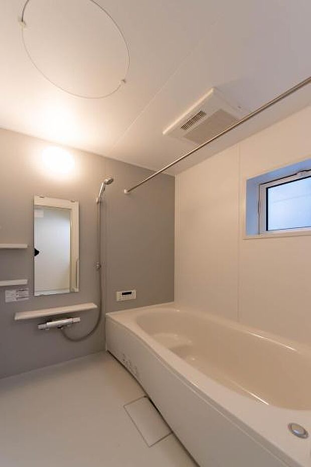 「疲れを癒す空間」広々とした雰囲気の良いバスルーム。お子様と一緒にお風呂に入る楽しみ、思い出の一ページが刻まれる大切な瞬間