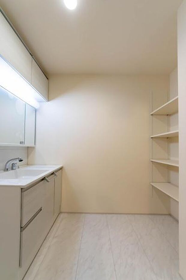 白を基調とした清潔な洗面室。豊富な収納で、家族のタオルや着替えもすっきり片付きます。