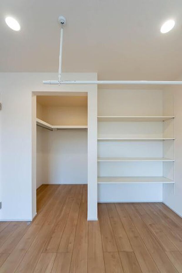 「収納が足りない」なんてもう言わせません。この充実した収納力があれば、お部屋を広く使えて、家族団らんの時間もさらに豊かに。スッキリした暮らしが叶います。