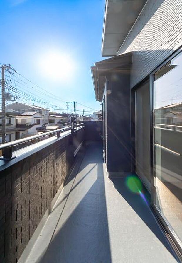 「清々しいバルコニー」広々としたバルコニーは陽当たりはもちろん、解放感や眺望も楽しめます。碧空を満喫し心が透きとおる。癒される心地よい空間。