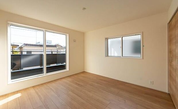 「陽の恵み」　爽やかな陽ざしを感じられる日当たりの良い洋室早起き爽やか、元気な一日に大切な陽の恵み