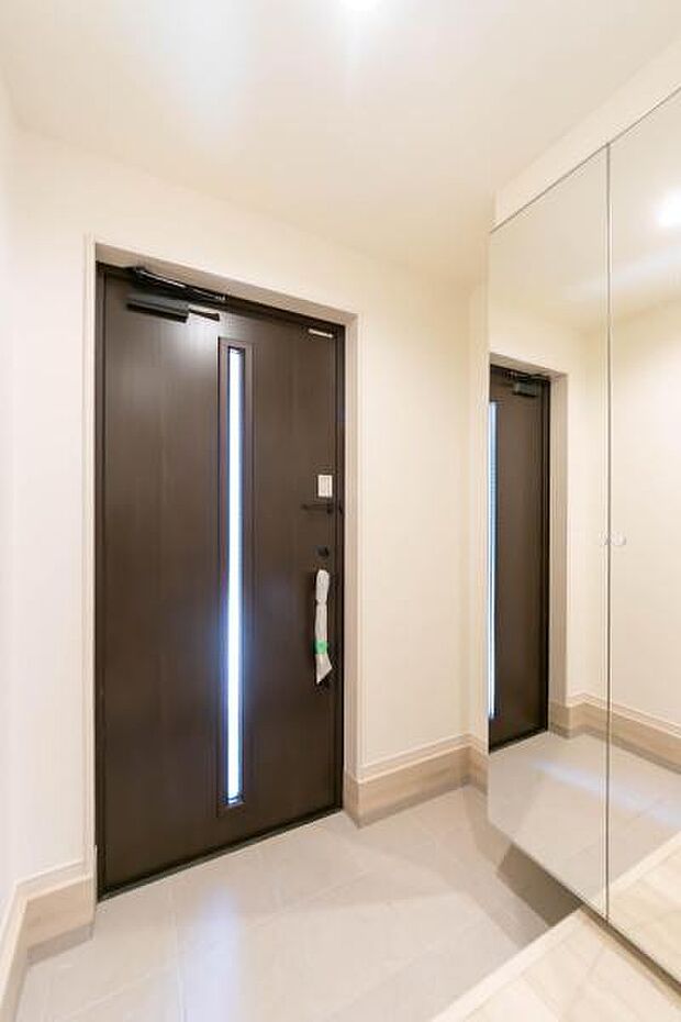 「おかえり」と「いってらっしゃい」を優しく包み込む、明るく広々とした玄関。家族の毎日が、ここから気持ちよく始まります。