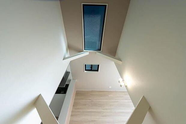 「家族が大好きなリビング」みんなが集まる広いリビング。みんなが大好きなリビングで家族団らん。みんなが集まるからこそ、一層の開放感を手にする素敵な住まい。