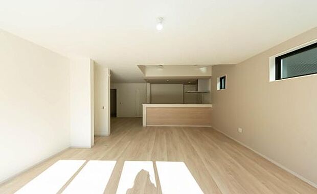 「上質な空間を」開放感と日当たりの良さに恵まれたリビング空間。上質な光は身体だけでなく心も温めてくれる。圧迫感のない空間を是非、ご堪能下さい。