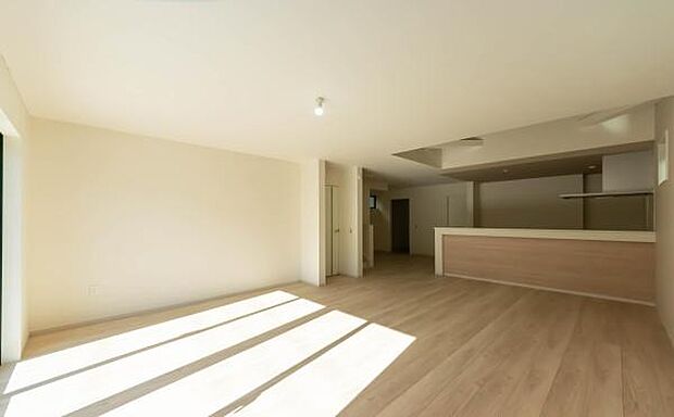 「家族が大好きなリビング」みんなが集まる広いリビング。みんなが大好きなリビングで家族団らん。みんなが集まるからこそ、一層の開放感を手にする素敵な住まい。